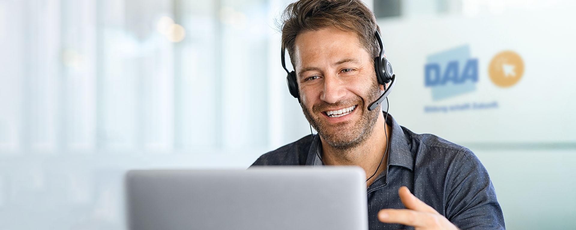 Mann sitzt am Notebook und nimmt an einer Weiterbildung teil