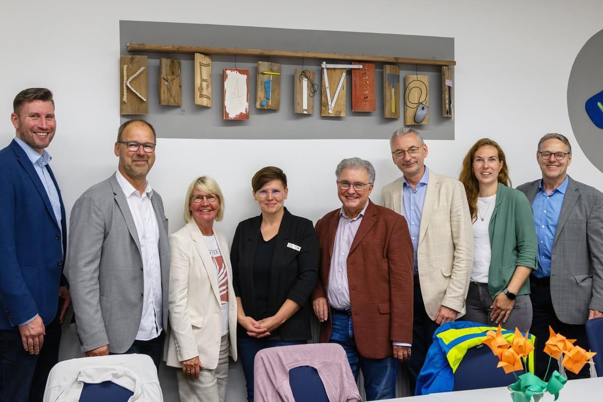 DAA Mitarbeiter und Gäste im Werkraum des Servicebüros